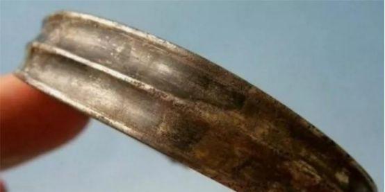 1300年前，唐朝一名贵妇将一个小纸条塞入银手镯的夹层中，这张纸条也被她带入了坟