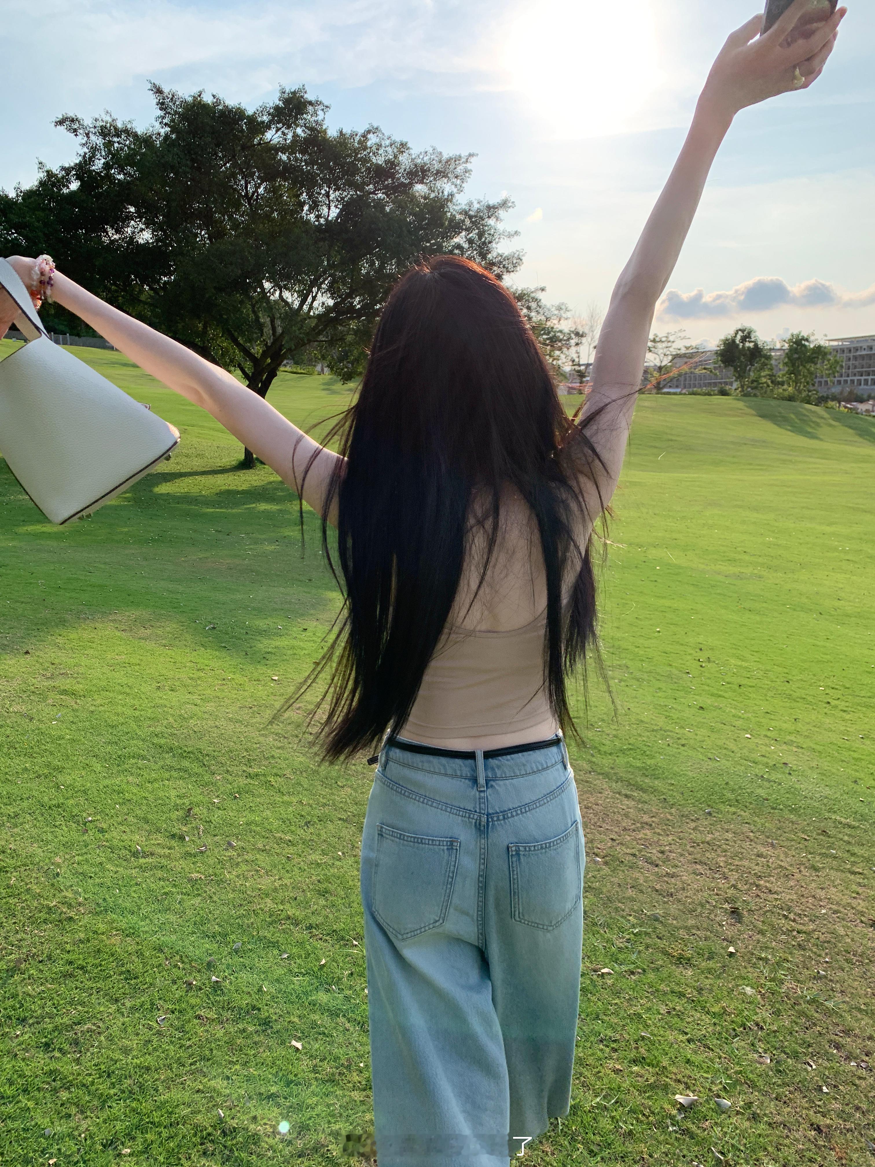 是好多姐妹在问的一条牛仔裤！！非常的柔软舒服本期必入了啊哈哈哈重点是超