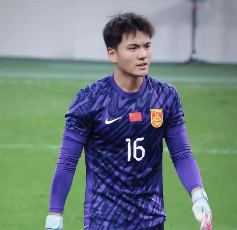 李昊的机会来了！近日，多家媒体报道称，国足主帅邵佳一拟征召李昊和徐彬等U23国