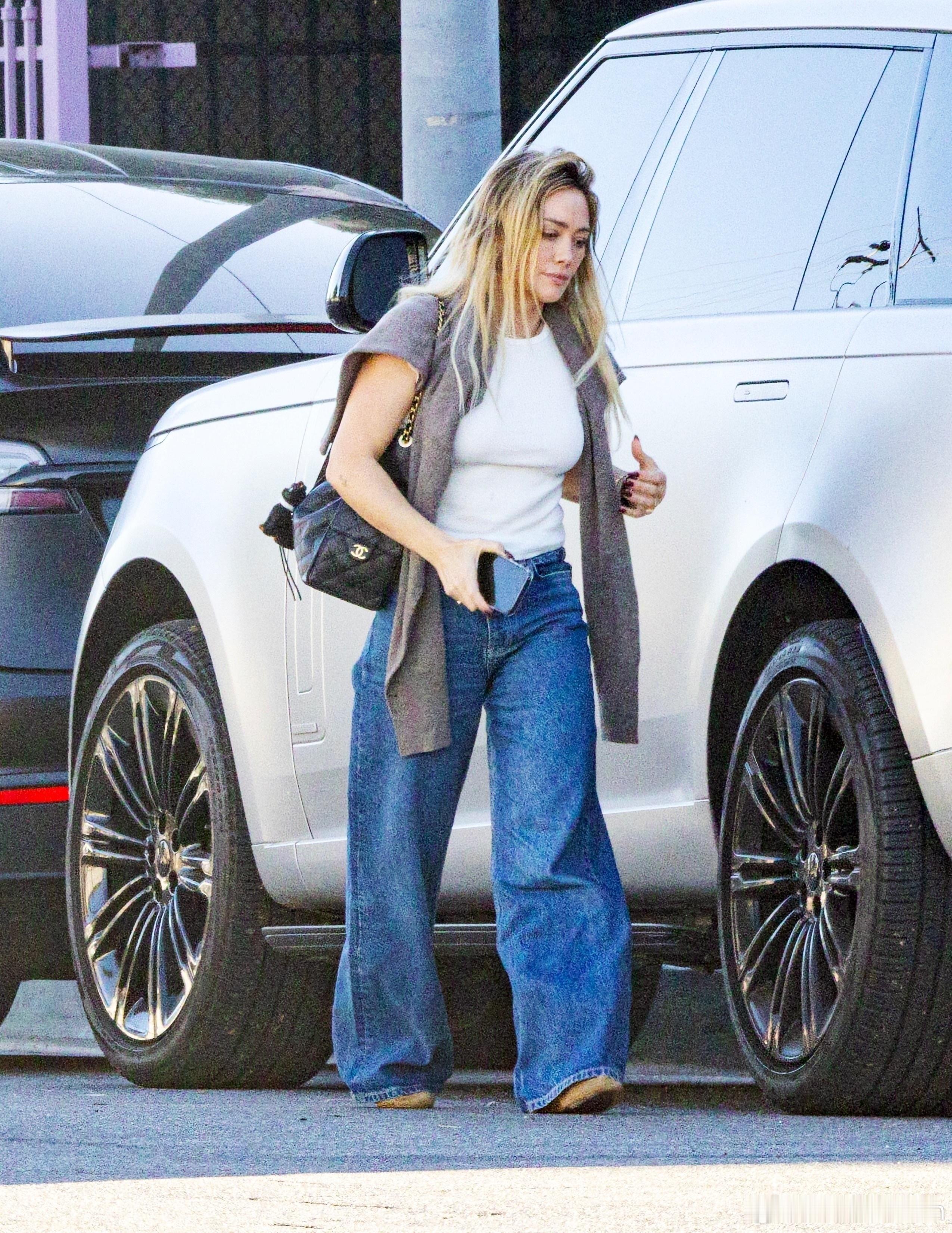 Hilaryduff希拉里达芙在洛杉矶外出，出门接闺女mae放学，母女俩的穿搭