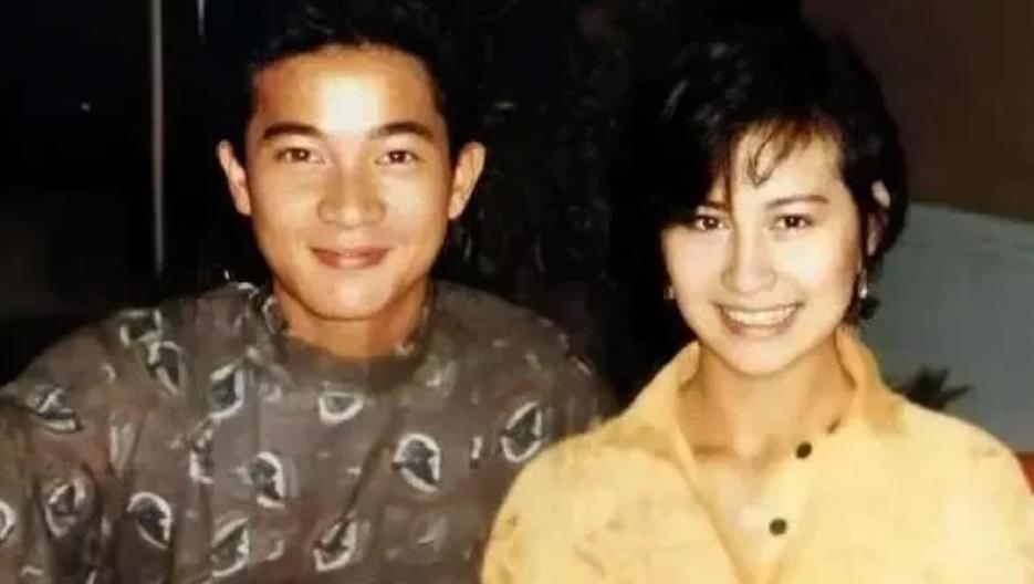 1993年10月25日，陈百强脑死亡过世，香港歌坛巨子一朝陨落。已是许家儿媳的何