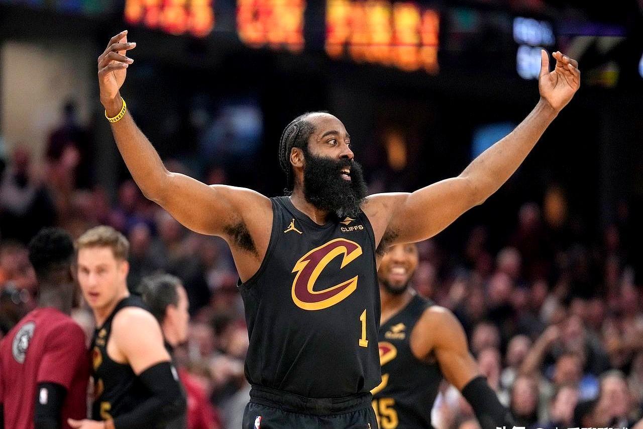 一个+25三节下班，一个末节独揽10分死里逃生。杜兰特那边，20投14中，