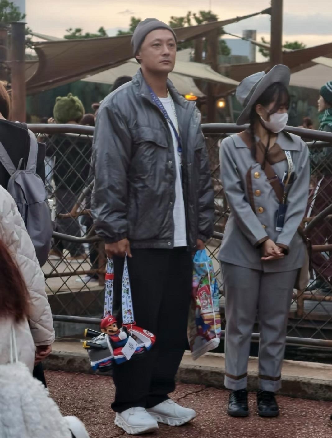 43岁余文乐和家人到日本环球影城游玩，他戴着老头帽，皮肤黝黑，面相看起来好奇怪，