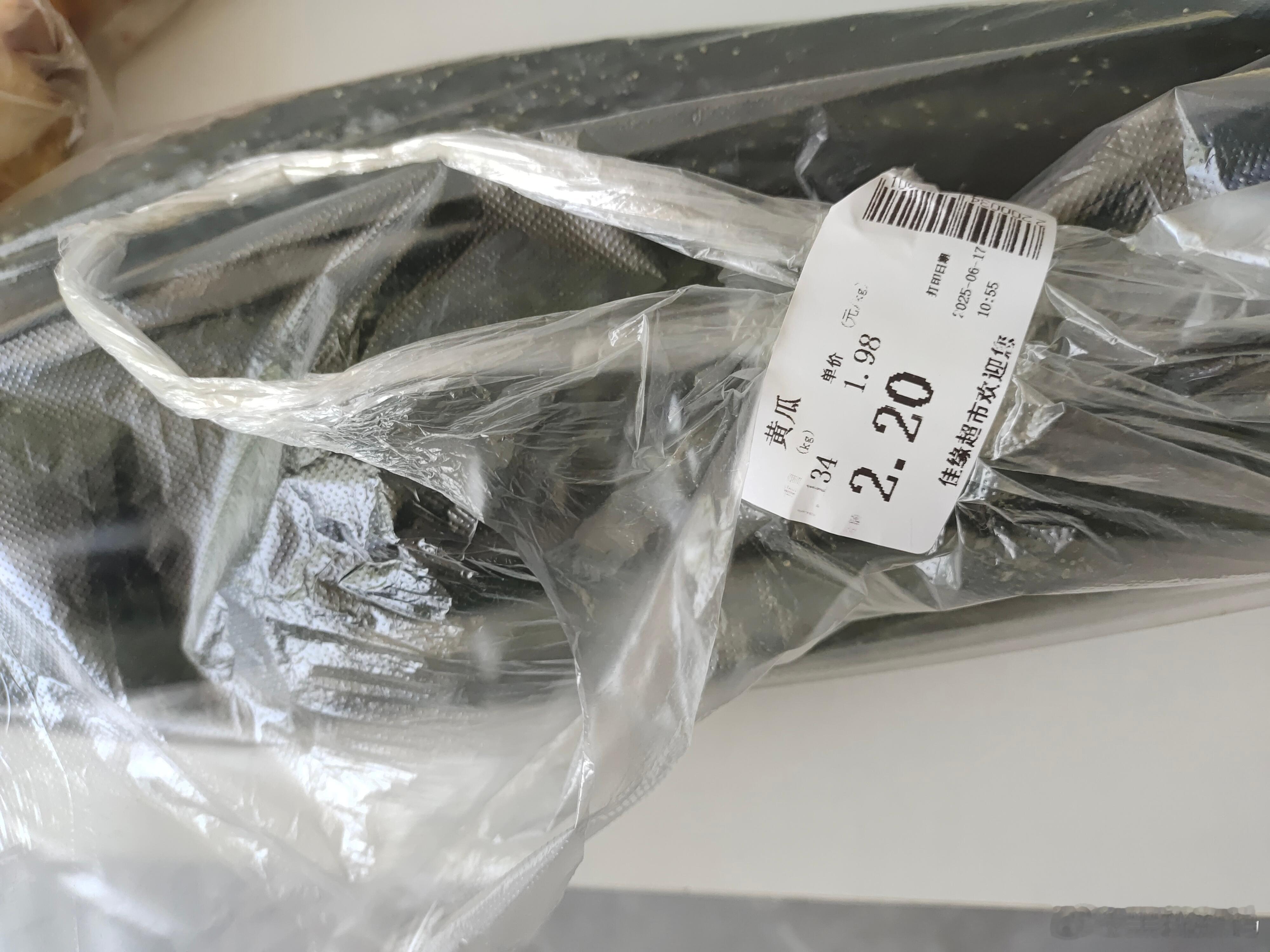 夏天就是炫黄瓜的时刻，便宜又好吃，刚买回来就炫了一根​​​