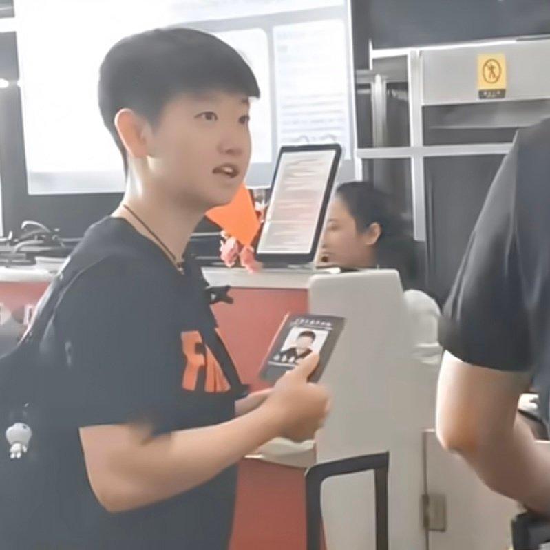 #孙颖莎#18岁的宝宝和她的儿童证件照​