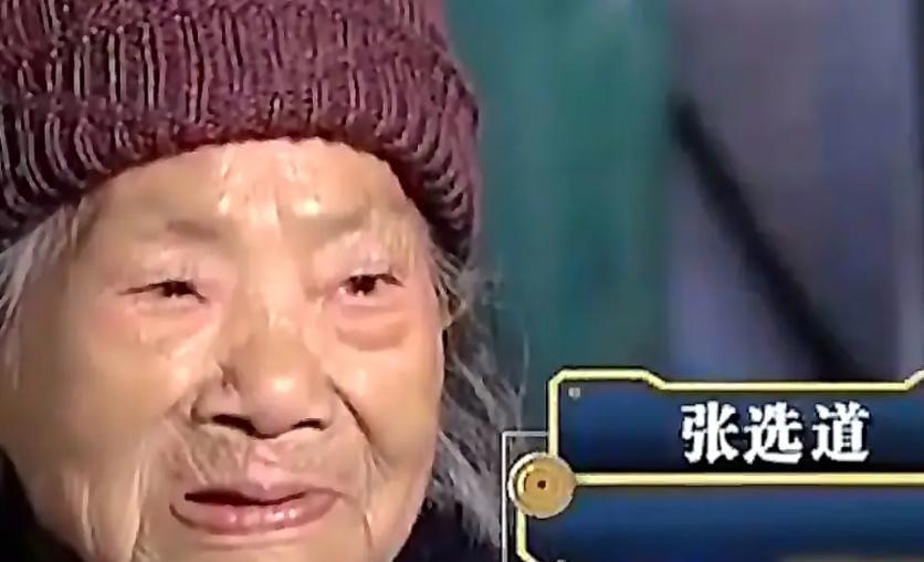 2016年，湖南株洲县一位百岁老人去世，盖棺之际她突然掀开寿被，正当众人沉默时，