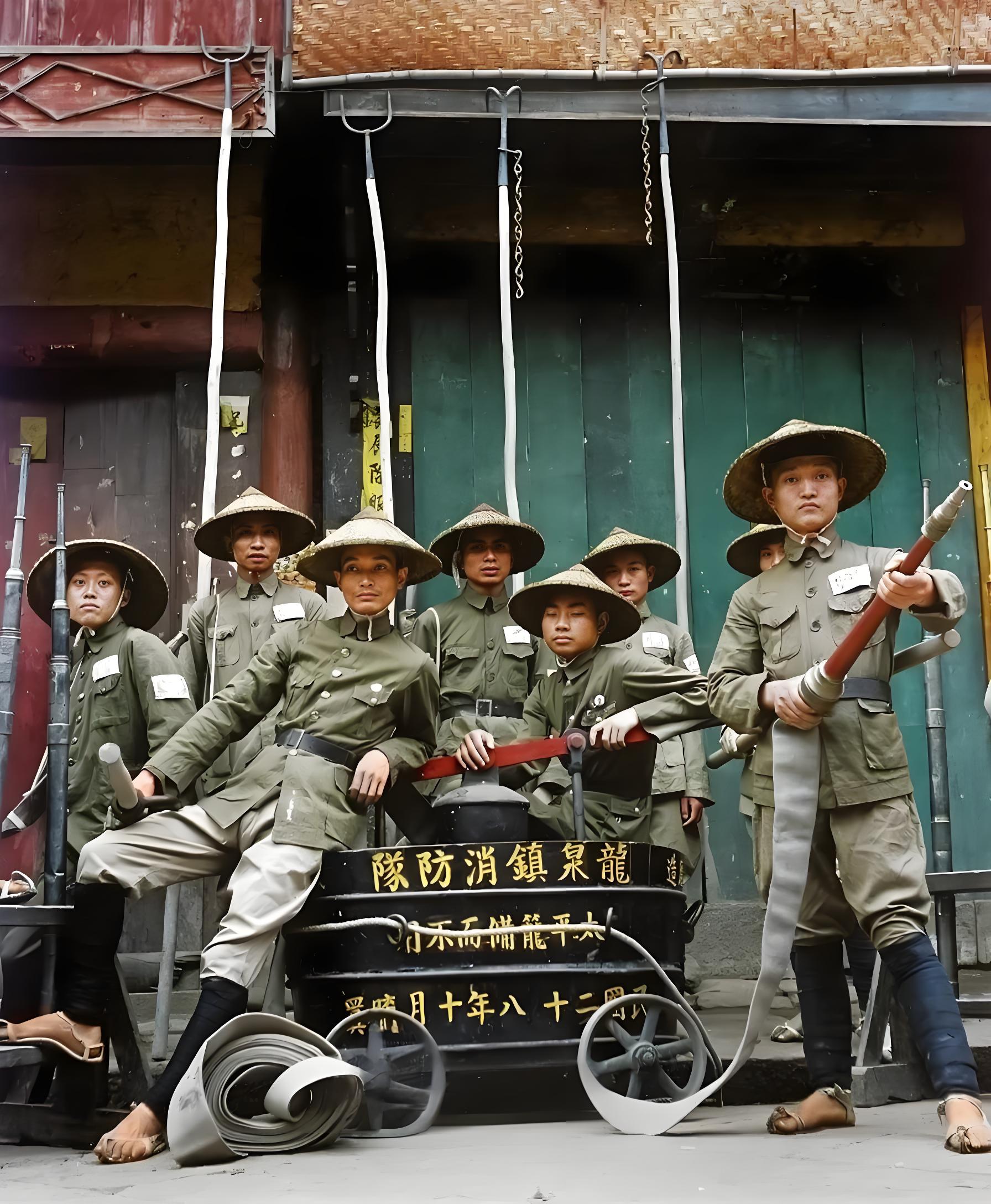 1939年的老照片里，是成都“龍泉鎮消防隊”的队员们。他们头戴斗笠，身着统一