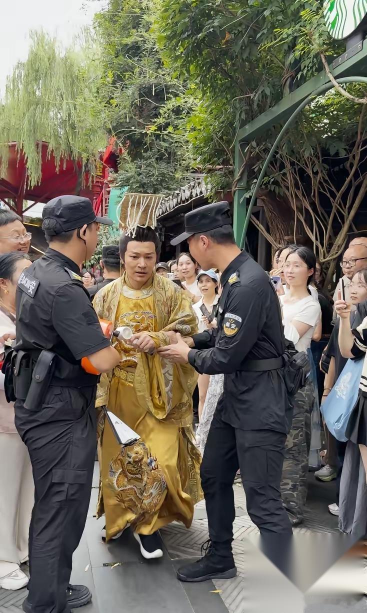 我宣布，今天娱乐圈，最尴/尬的事情就是，演员郑国霖站在景区门口对保安大喊：我