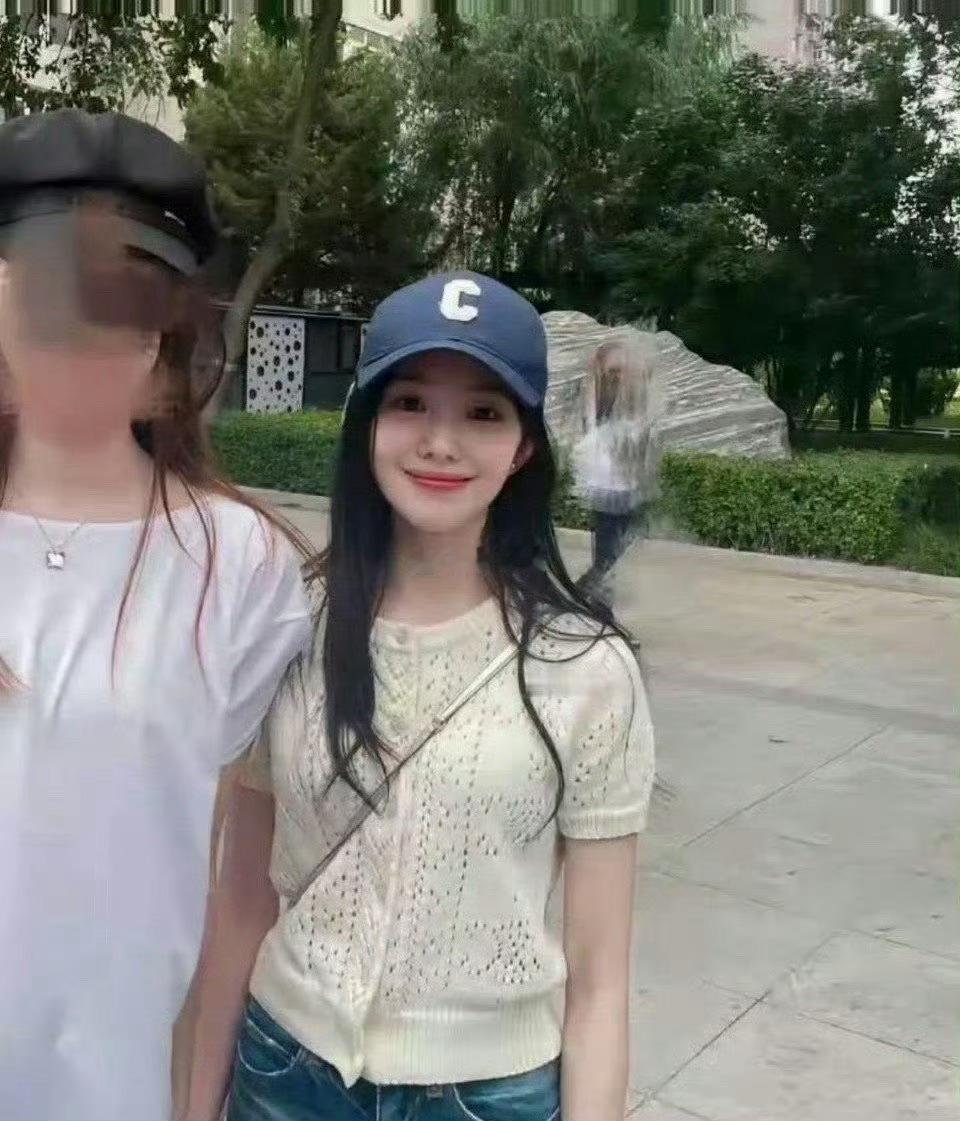 我去，刘浩存现实中这么恐怖的吗，素颜情况下也大大方方跟路人合照。难怪能成为张艺谋