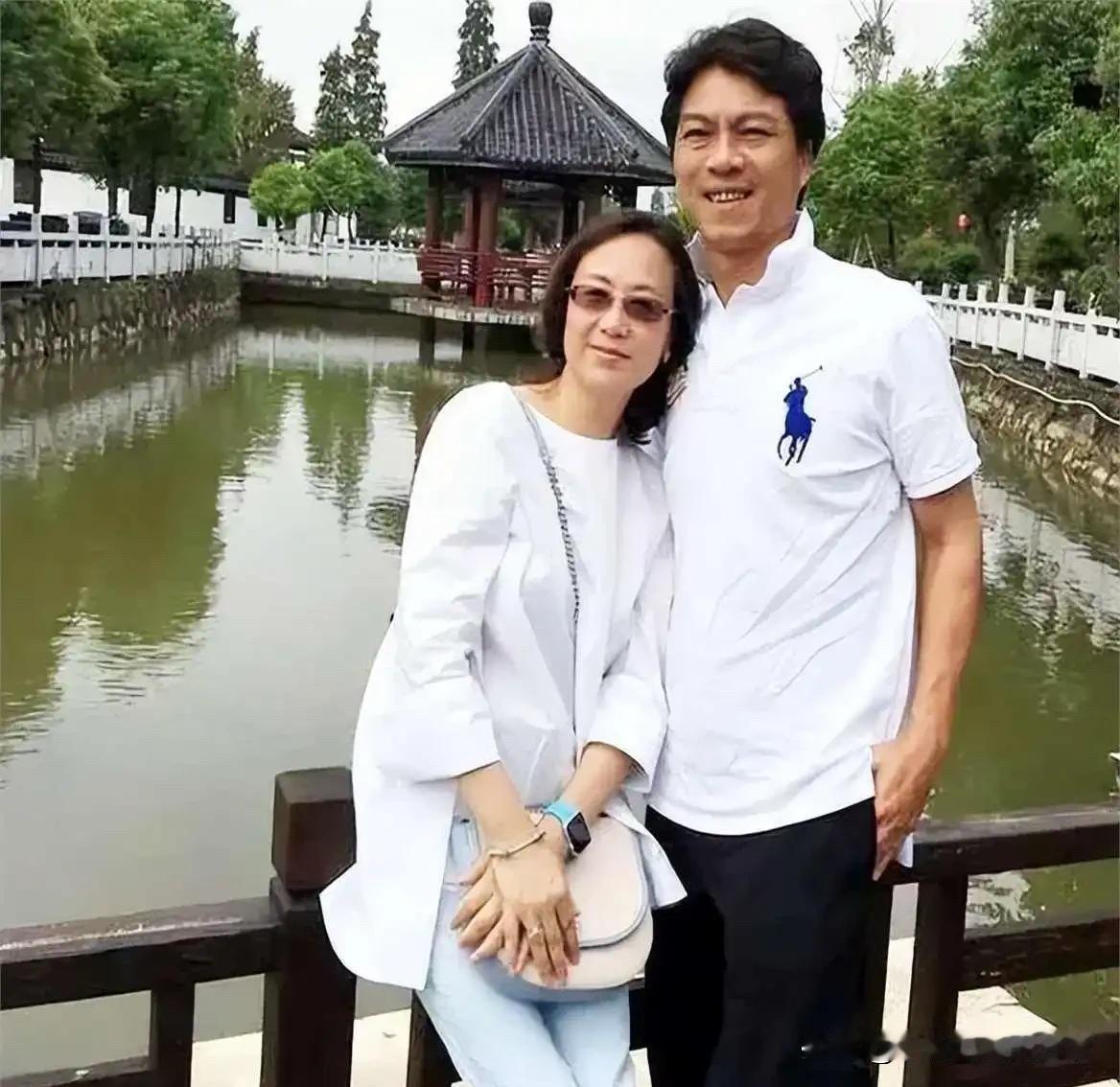 原来这两口子真的是人生赢家，颜值出众，事业丰收，俩夫妻恩爱有加，结婚几十年从未有