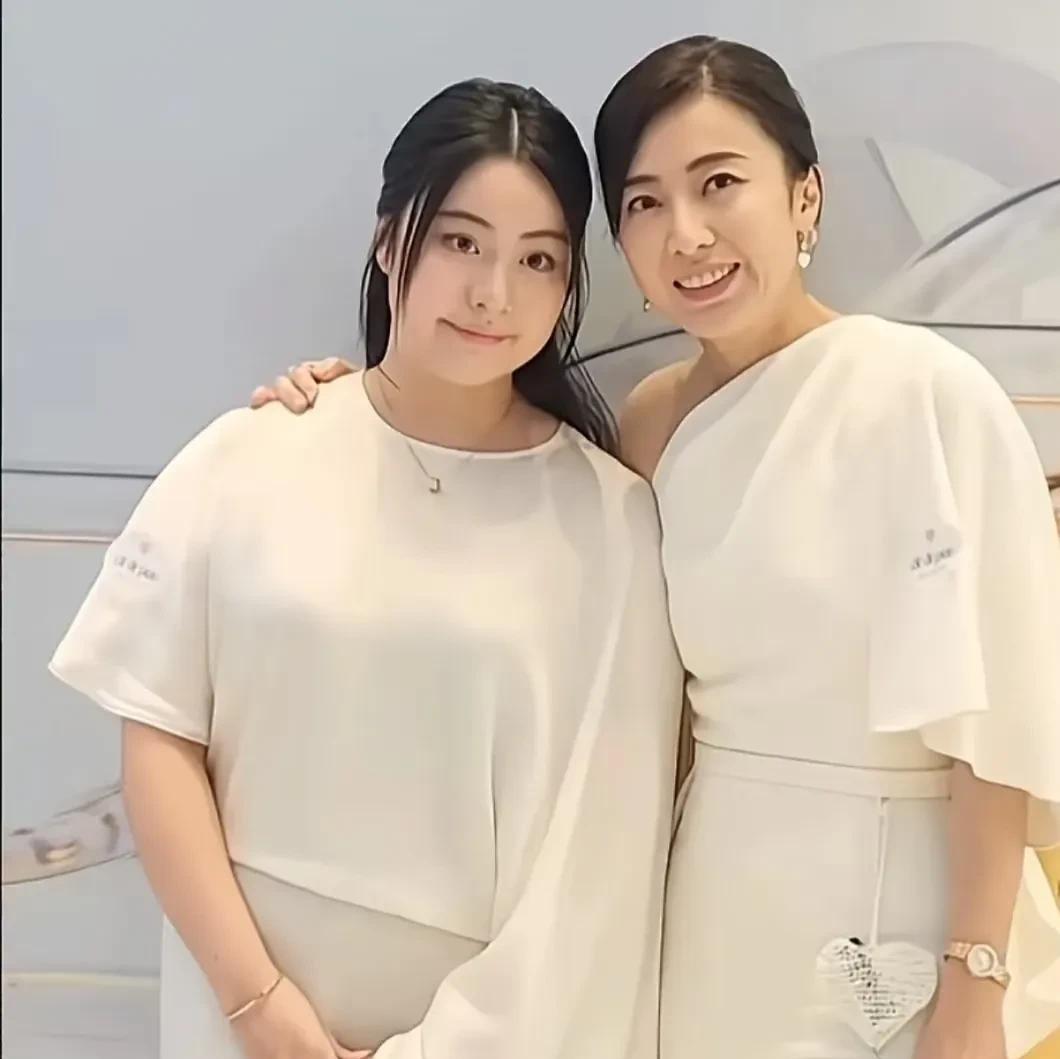 甘比带着闺女出席活动啦！这小姑娘长得是真随她爸刘銮雄，脸型跟爸爸一个模子刻出来的