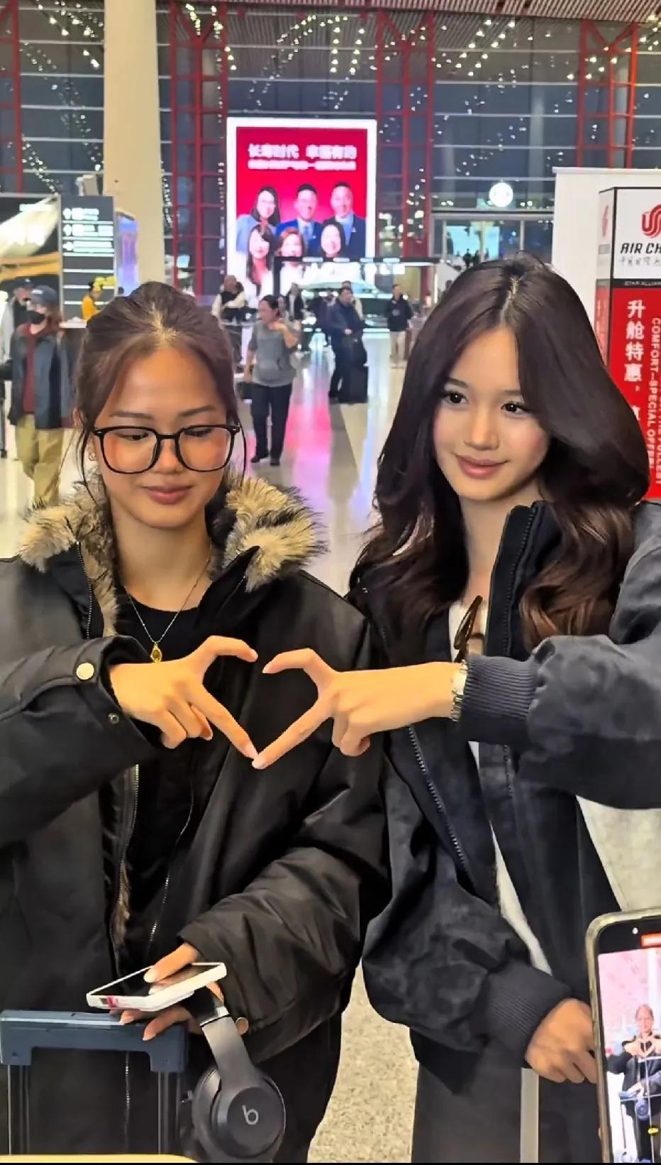 钟丽缇俩女儿机场狂比心！本以为星二代高冷，结果被甜到了印象里星二代都高冷范儿？