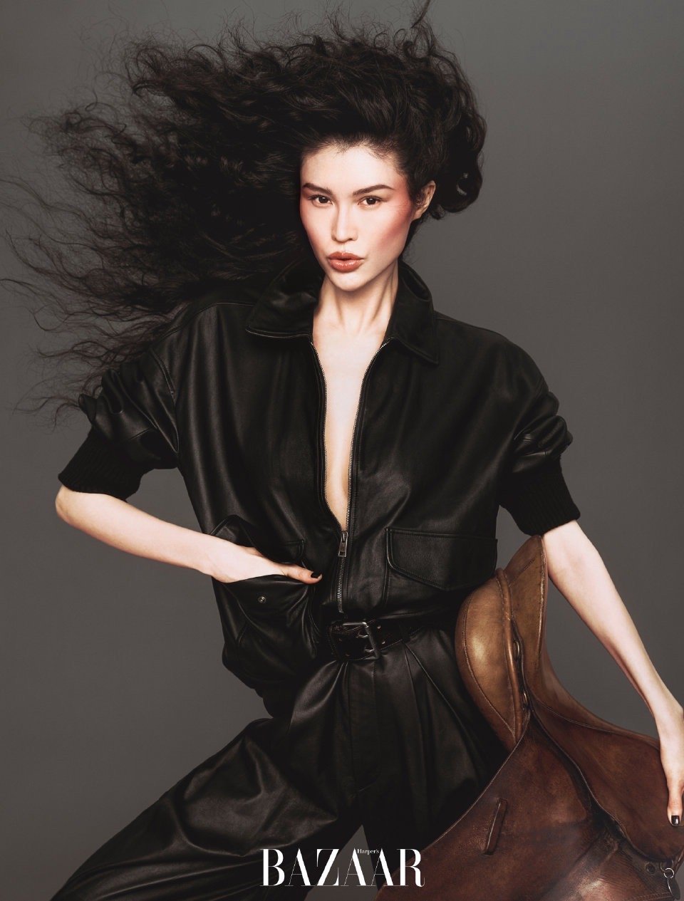 《时尚芭莎》一月刊封面大片超模何穗的顶级表现力📷：NickYang