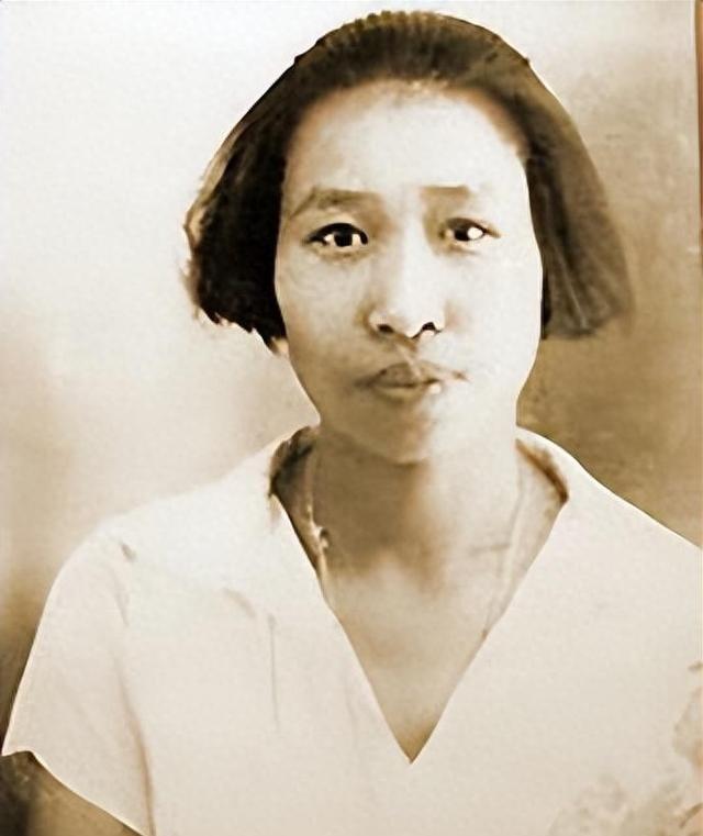 1955年周恩来请初恋女友吃饭，邓颖超得知后却责怪：为何不合影？从雅加达到北