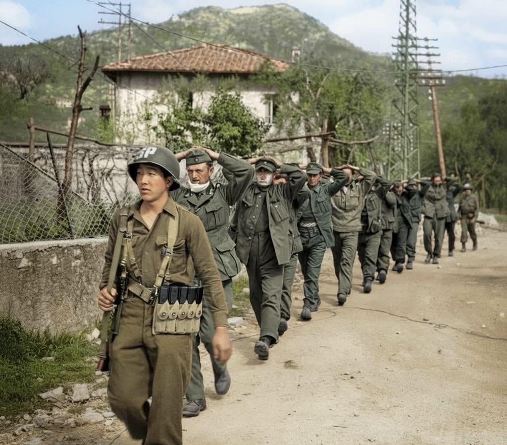 历史影像下的意大利战场！图一：1945年4月，利古里亚大区，日裔美国大兵正押