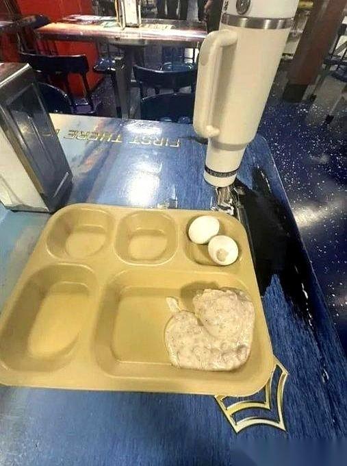 美国海军高层前脚刚信誓旦旦地辟完谣，后脚就被自家大头兵把脸打得啪啪作响。CVN