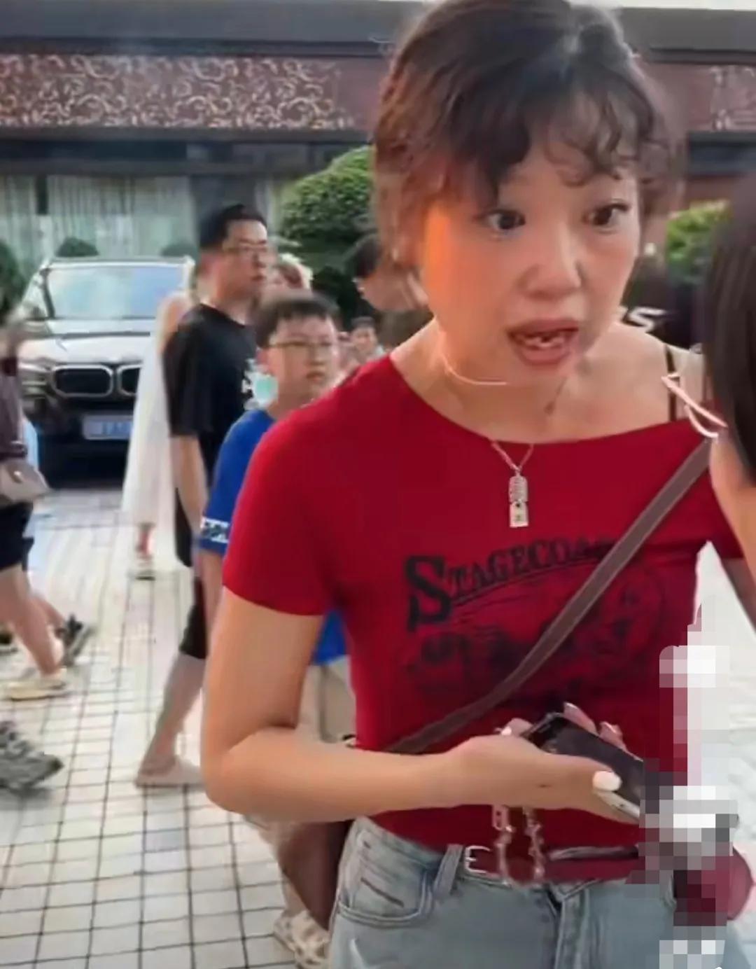 嚣张跋扈至极，还有没有天理！外地游客一家人来重庆洪崖洞游玩打卡，路上被这名红衣