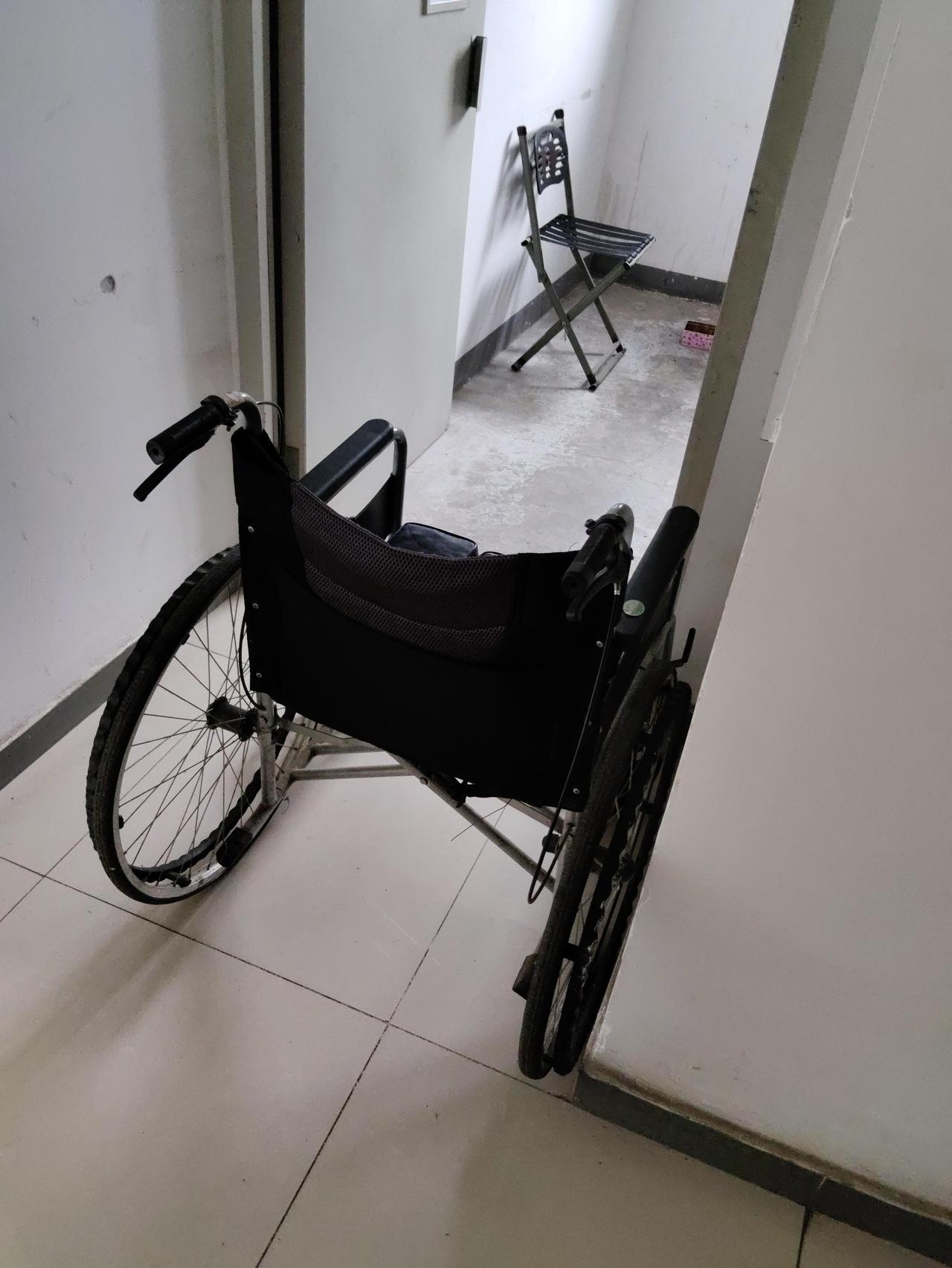 今儿晚上回来，下电梯路过消防通道，看见又被轮椅堵住了。不用问，又是同层老太太儿子