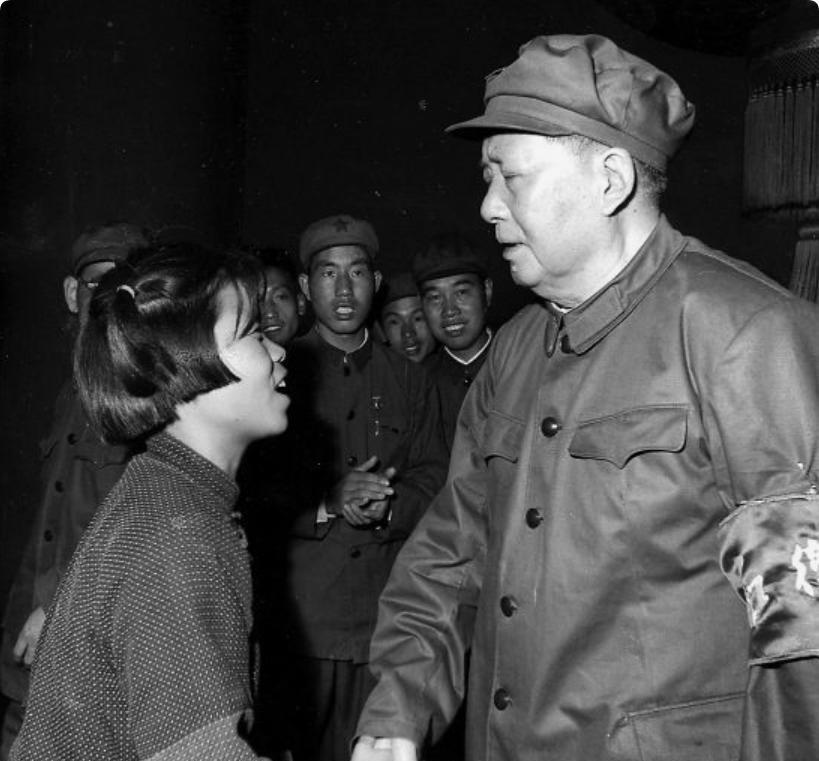 1966年9月15日老人家接见100万名革命师生，并同焦裕禄的女儿合影。时间是