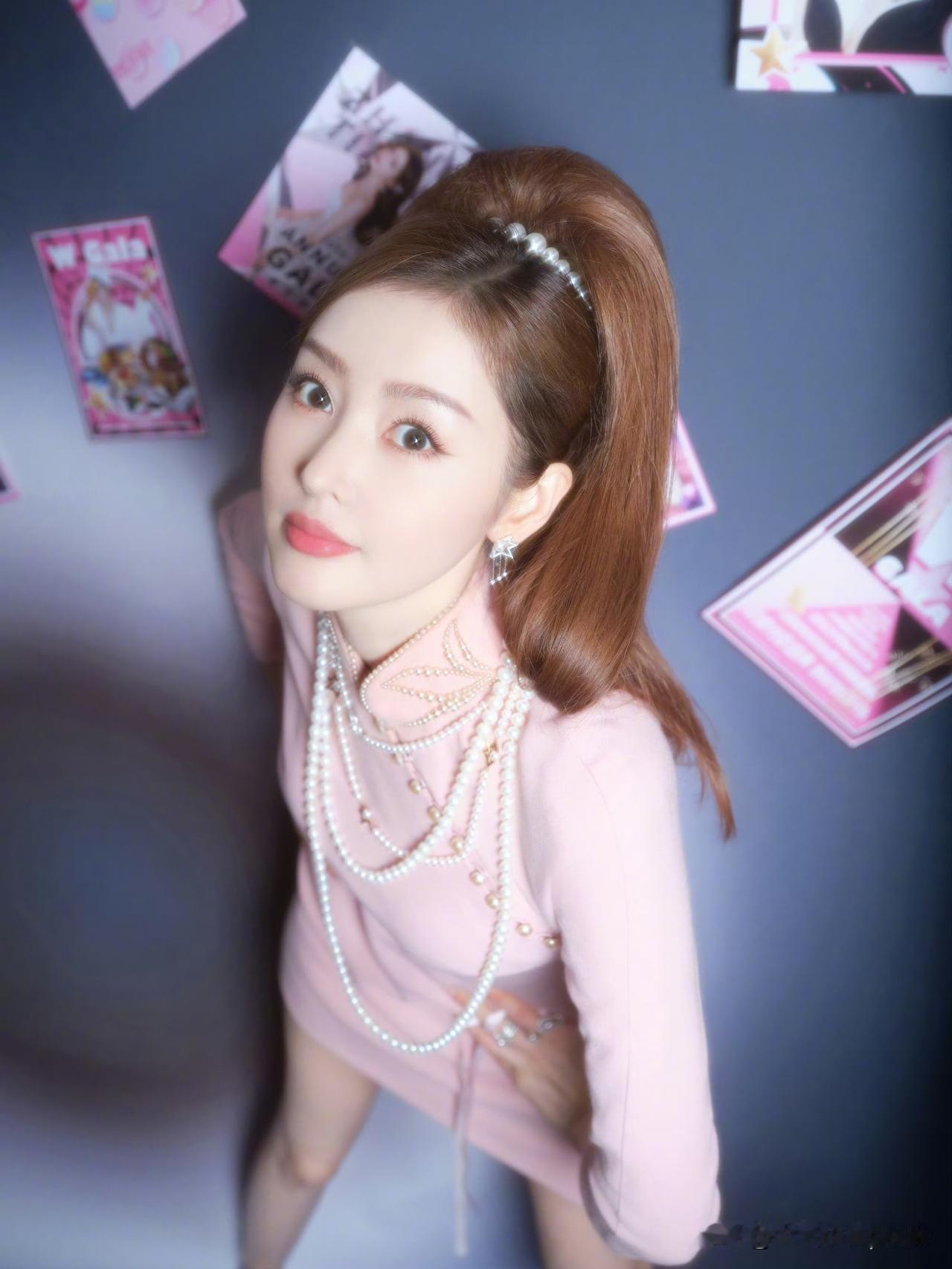 张天爱这套粉色复古造型也太甜了吧！💗软糯的粉色配上复古设计，直接梦回芭比娃娃