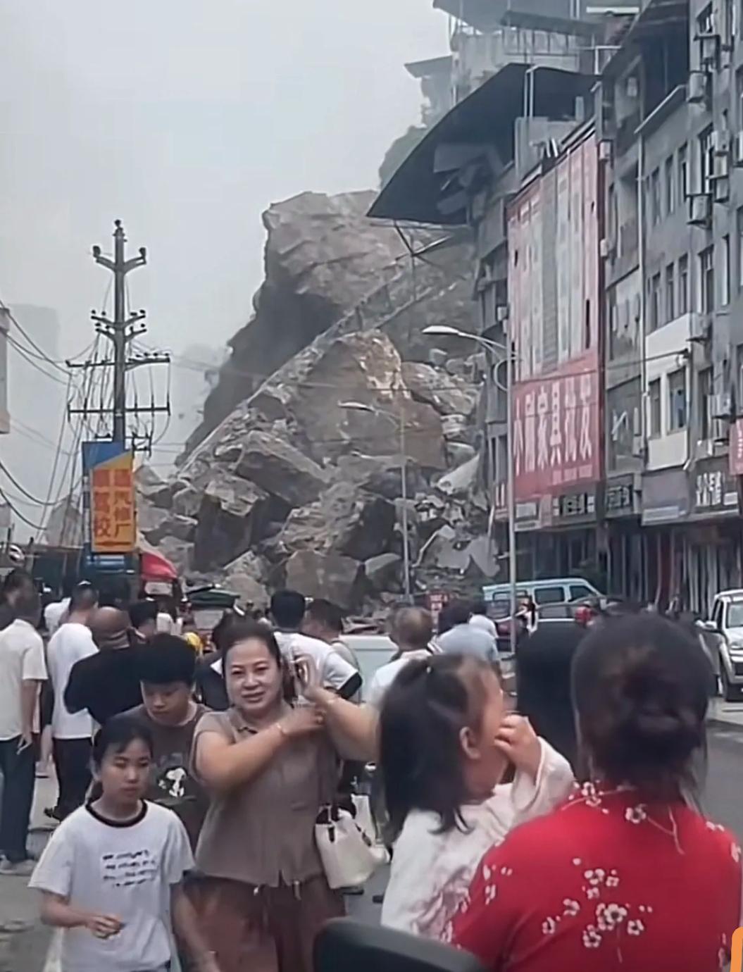 刚刚看到彭水山体滑坡，心里挺不是滋味的，今年天气太反常，这种酷热天，山体和河岸确