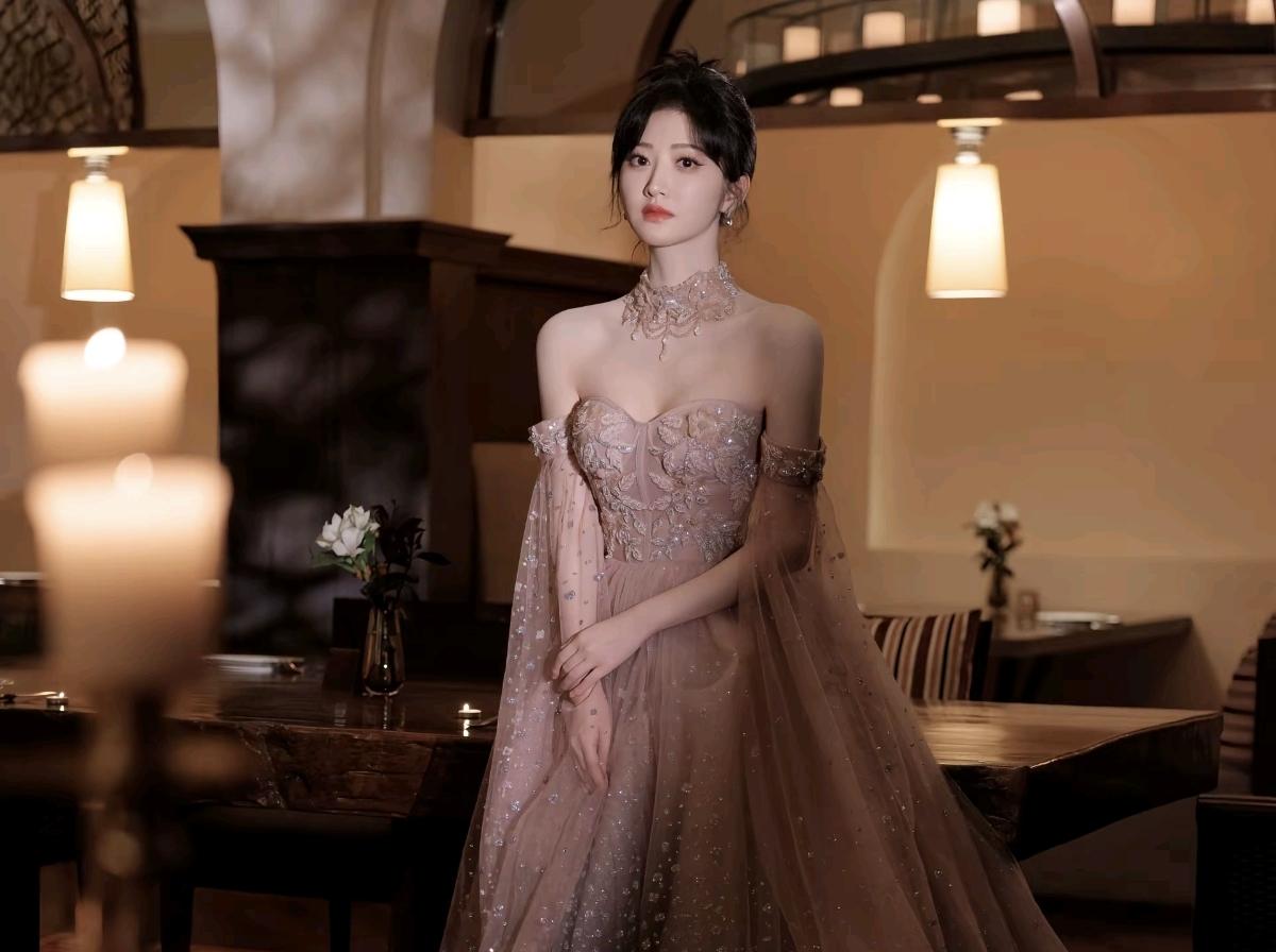 景甜这一身香槟粉礼服也太会选了！薄纱袖摆+镂空颈饰的设计，把优雅和精致焊在了身上
