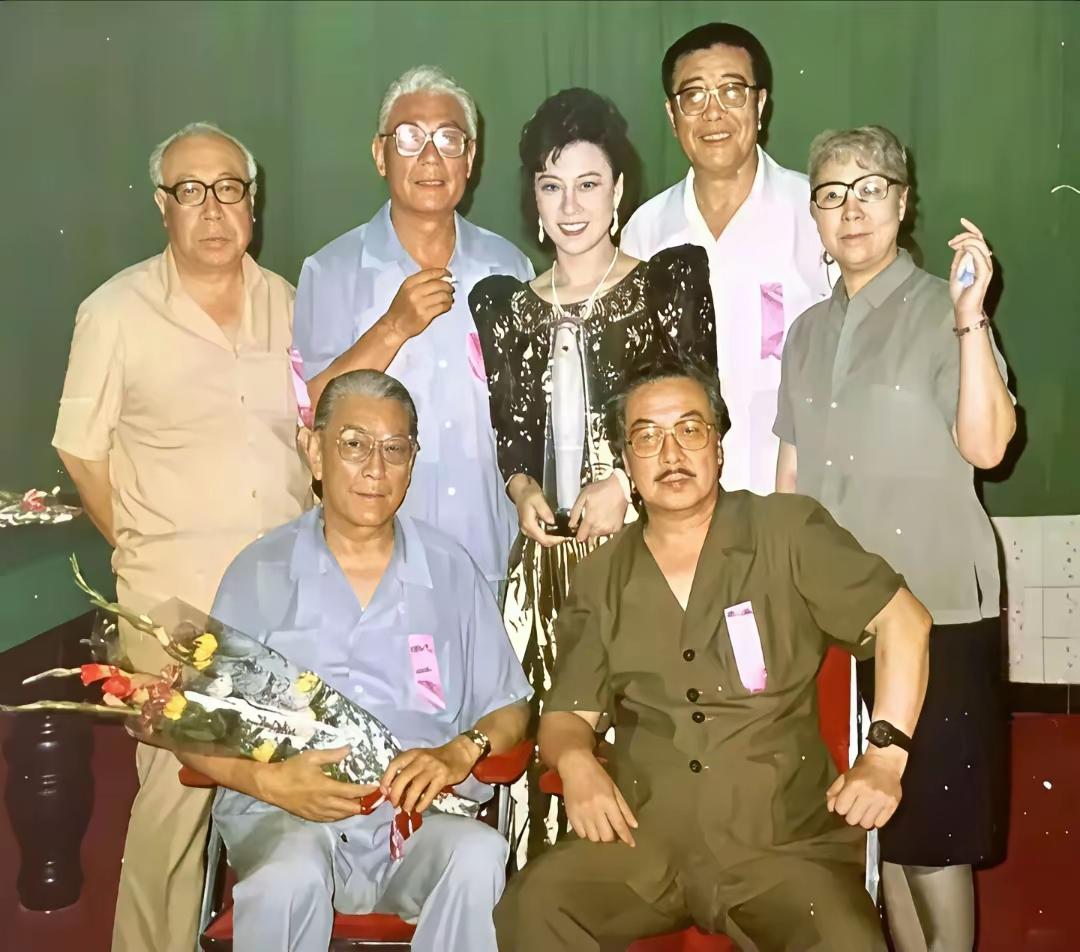 一群老戏骨。前排是谢添，杜澎。后排是刘江，郭振清，王馥荔，里坡，田华。谢添是名