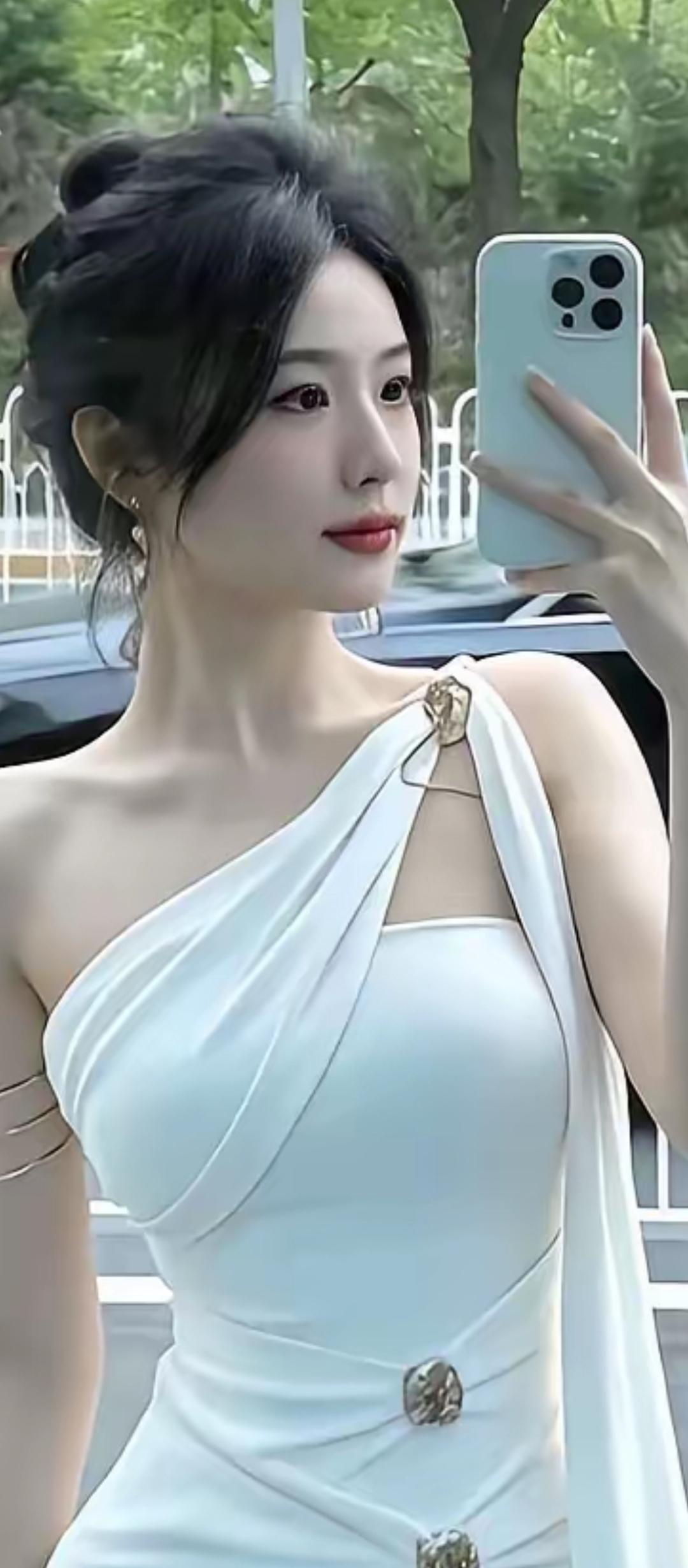 镜中人影，白衣如雪。