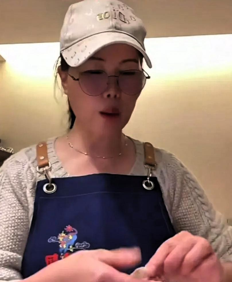 小杨阿姨的角色转变：筱梅家庭的变与不变小杨阿姨，一开始大家都觉得她很重要，筱梅