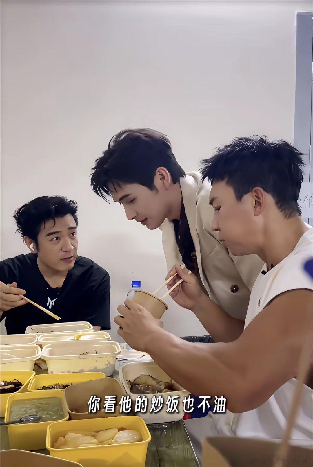 张彬彬你惹李光洁干什么呢？他长期怼郭京飞和雷佳音两个碎嘴子都练出来了。​张彬彬说李光洁盐吃多了，所以