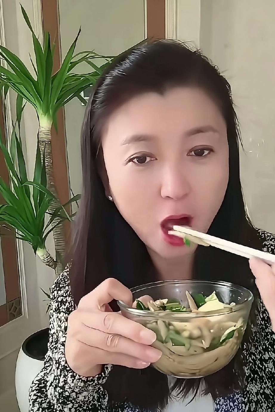 我发现闫学晶在直播的时候，特别喜欢吃东西，总是边吃边播，难道忙的都没有吃饭的时间