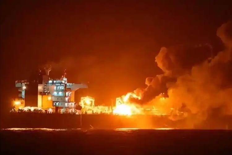 连烧30个小时，百亿航母烧成废铁？全航母5700人全被扣押，火是自己人点的？福建