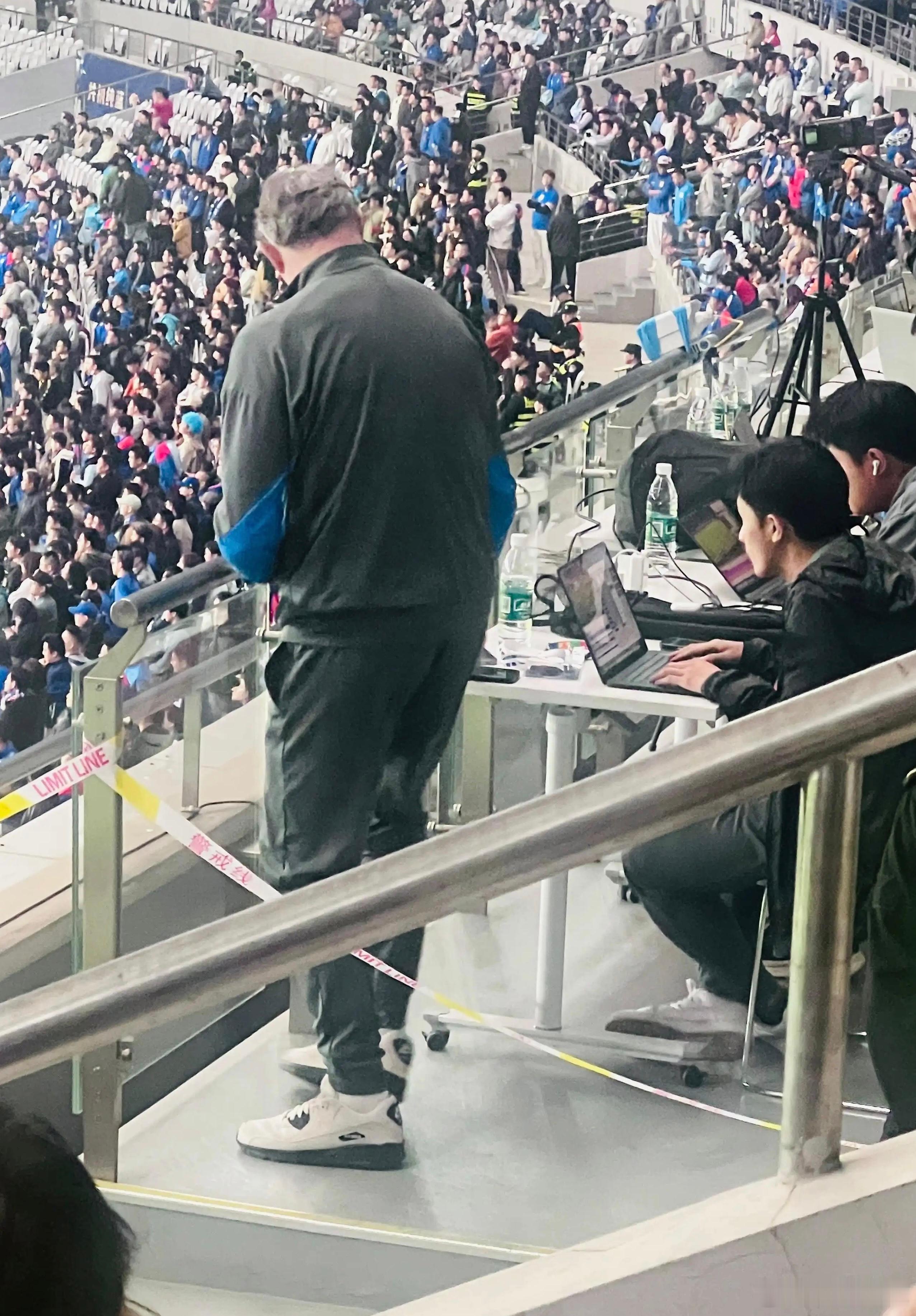 上海申花托尼·罗伯茨真专业啊！在看台上观看薛庆浩的表现！上海申花