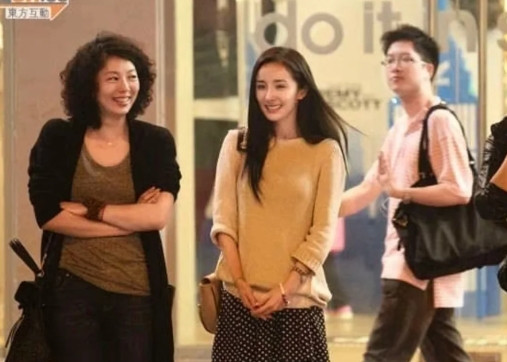 十年前香港街头的杨幂，最美的时候，她选择了和刘恺威结婚生娃……她和刘恺威在