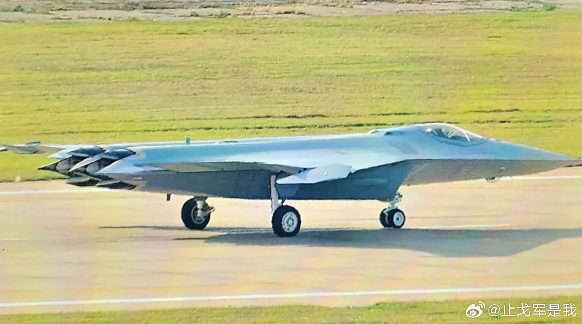 沈阳飞机工业集团（SAC）的J-XDS，非官方也被称为J-50。看着漂亮吗？北京