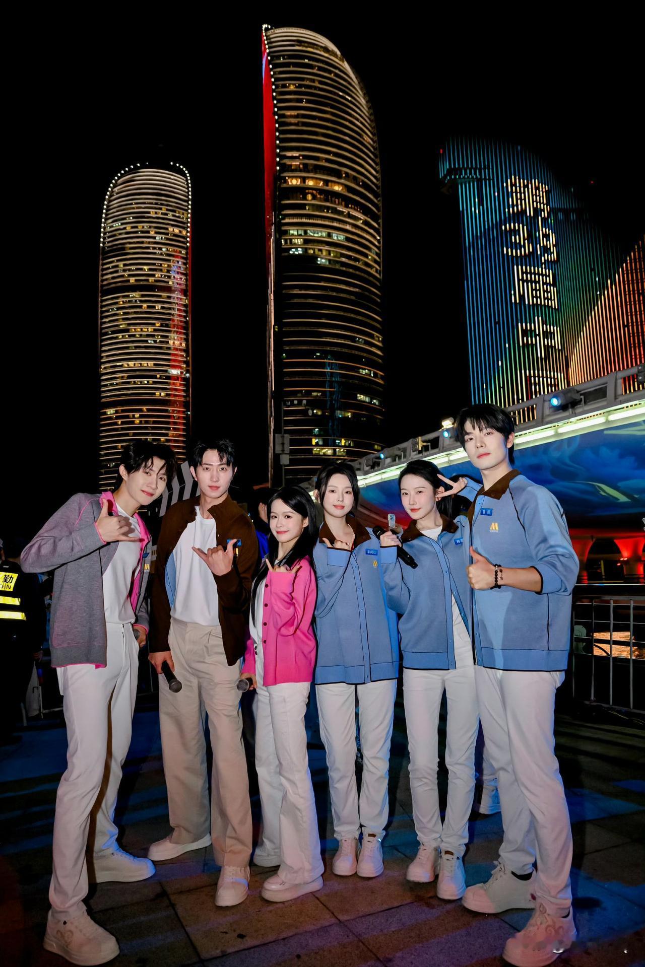 一群人中短剧女演员余茵看起来小小的一只，感觉比王子文还要小只，难怪网友说她像小手