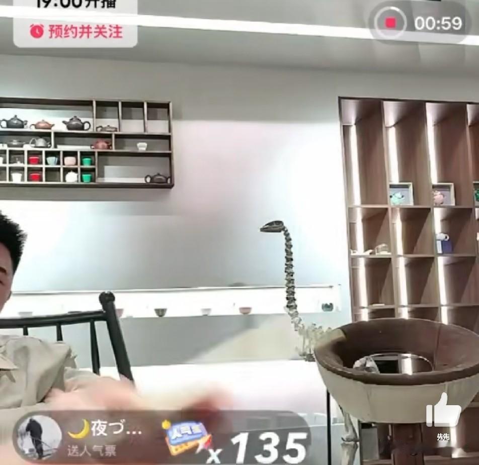 T佑为巴扎黑鸣不平，失去就失去了，别在往回找了，你够好了，我与巴扎黑吵过都是因为