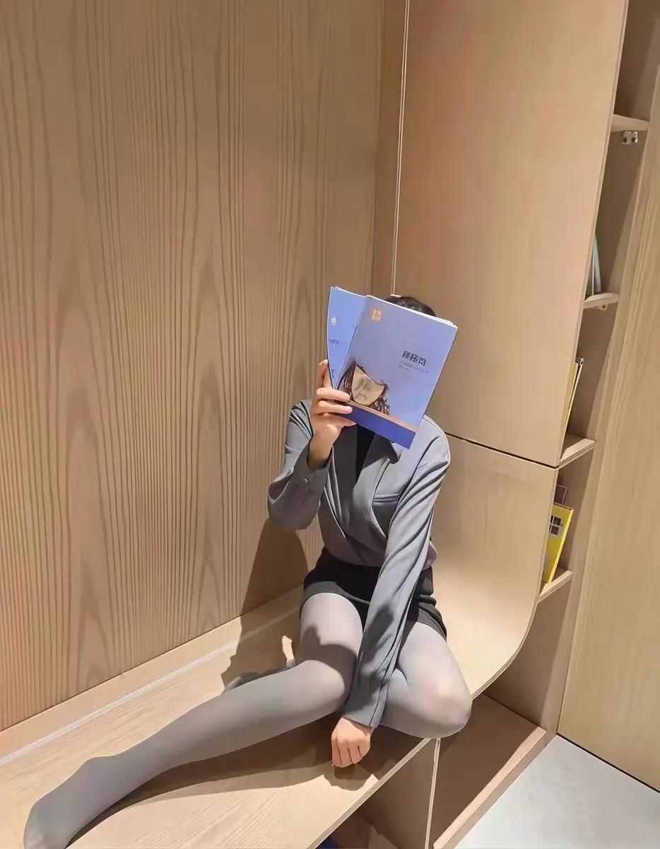 灰色可不只是颜色，还象征着文化与内涵。2025年秋冬秀场，灰色造型占比大幅提升，