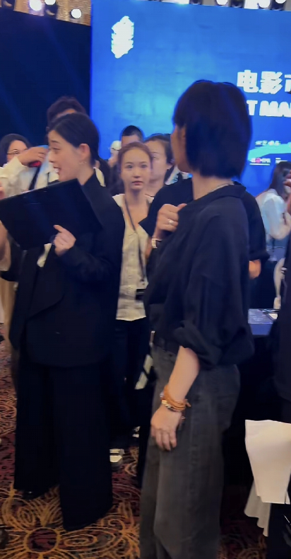 心疼白百何，她与王传君在东京电影节的状态反差极大。王传君凭借《春树》获得东京电影