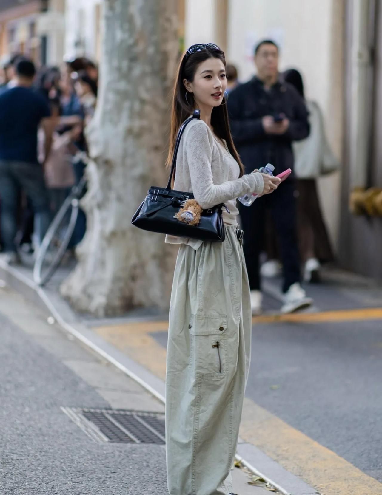 上海女生的街拍，真的把松弛感玩明白了！没有刻意的网红风，也没有用力过猛的穿