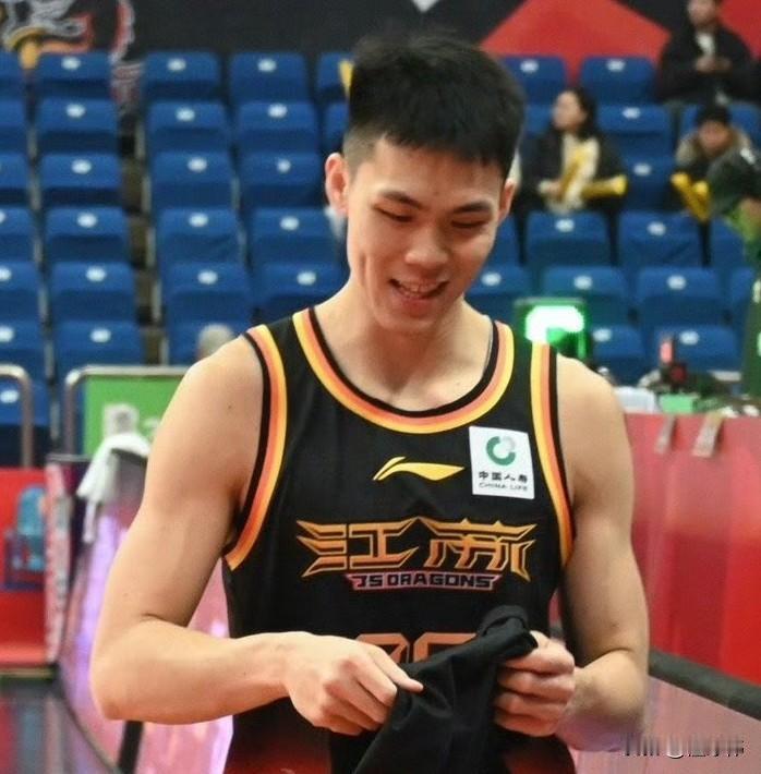 励志老六！贾尔斯谈庞峥麟入选中国男篮集训队：“我最大的感受就是。”“他的