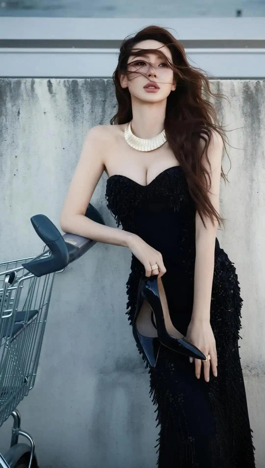 戚薇低胸黑裙写真集惊艳全网！每一帧都是视觉盛宴，迷人魅力与优雅气质藏不住了戚薇