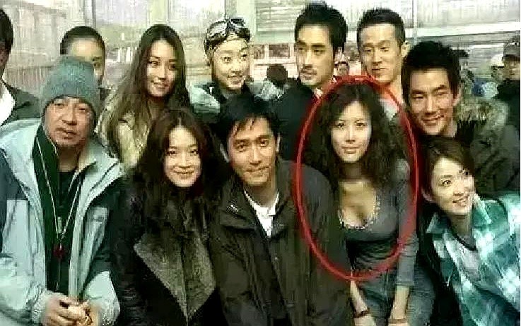 一张旧图，把大伙儿骗得团团转。梁朝伟和舒淇裹着羽绒服，旁边一位模特...