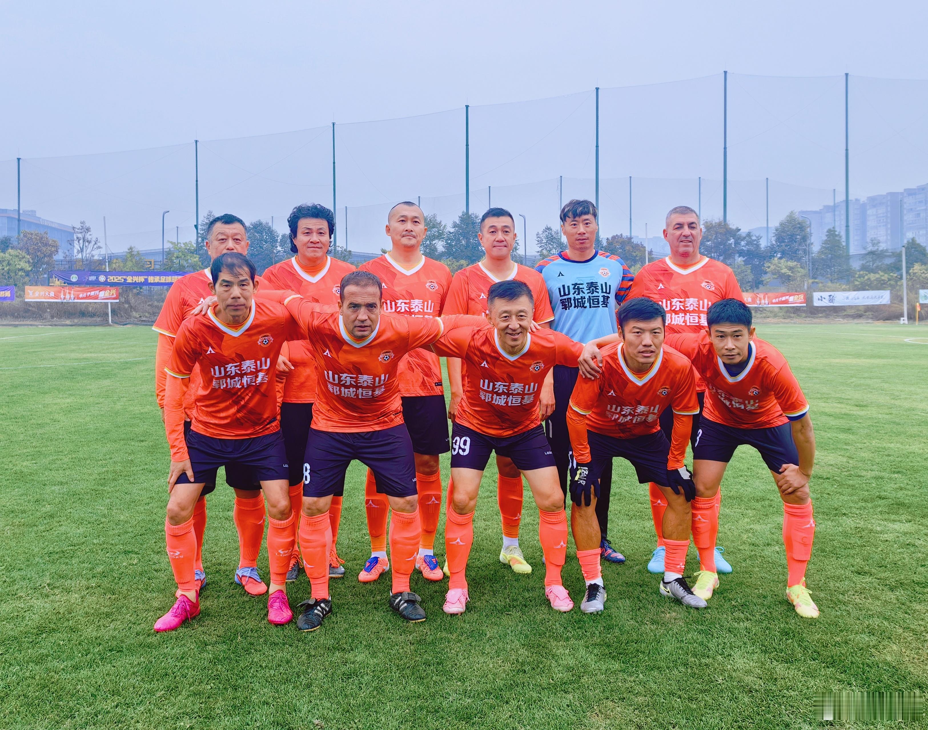 回归老山东泰山，传承联赛（老甲A）第一场，救了个空门，小腿被踢了个大硬疙瘩，跑不