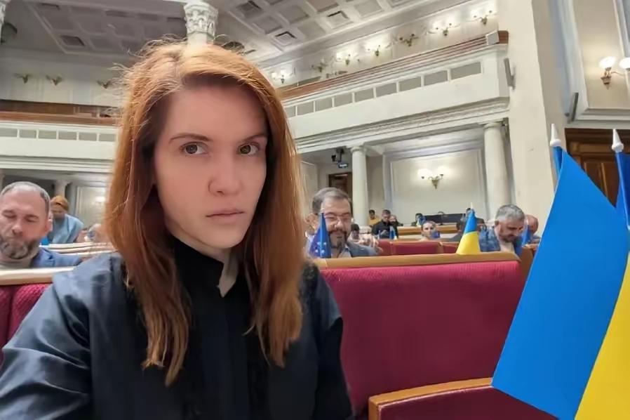 素有“女督军”之称的乌克兰议员贝祖格拉娅昨天（11月3日）谴责基辅当局，泽连斯基