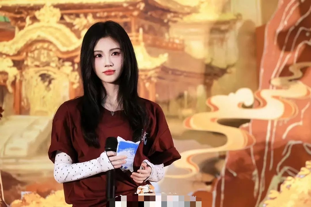 这真的不是假人吗？又一个想不开的，脸没以前有辨识度了，鼻子和嘴还有肩膀看着好假