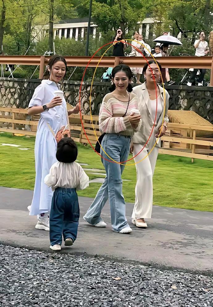 谢娜这状态绝了!明明净身高不低,镜头里却总显得小巧玲珑,反而有种反差萌——就像明