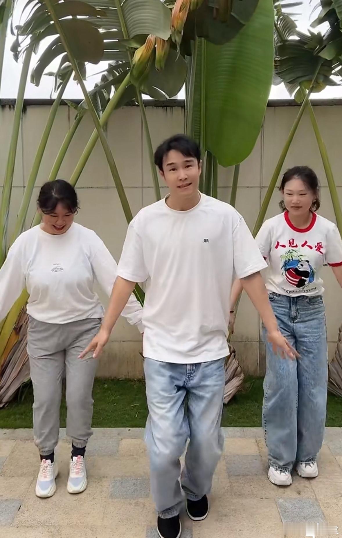 小沈阳家的家庭氛围，说真的，真挺让人羡慕的。他红了之后没忘了枕边人沈春阳，两人曾