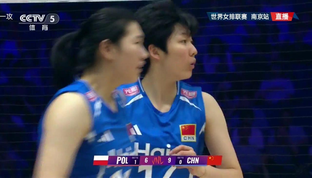 【女排世联赛】随着郭中楠拦网成功，中国女排以26:24胜第四局，从而大比分3:1