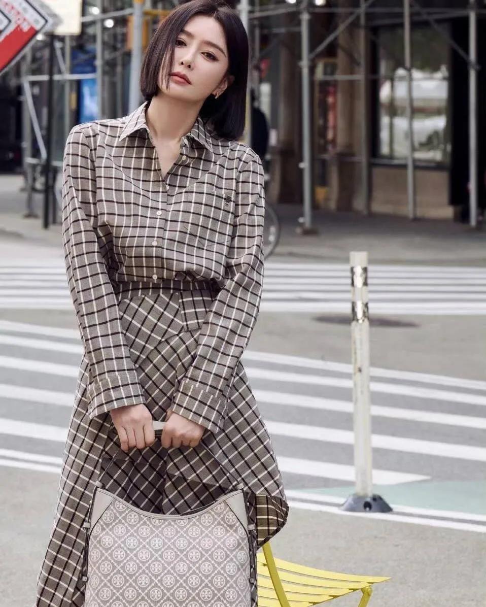 🌿秦岚把格纹裙穿活了！40+的松弛与精致秦岚的格纹裙造型，真的把“成熟女性的